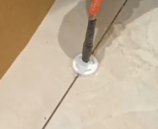 乌审瓷砖空鼓维修公司专业解答瓷砖在铺贴过程中，如果没有涂抹均匀到位的粘结材料（如水泥砂浆或瓷砖胶），可能会导致以下问题